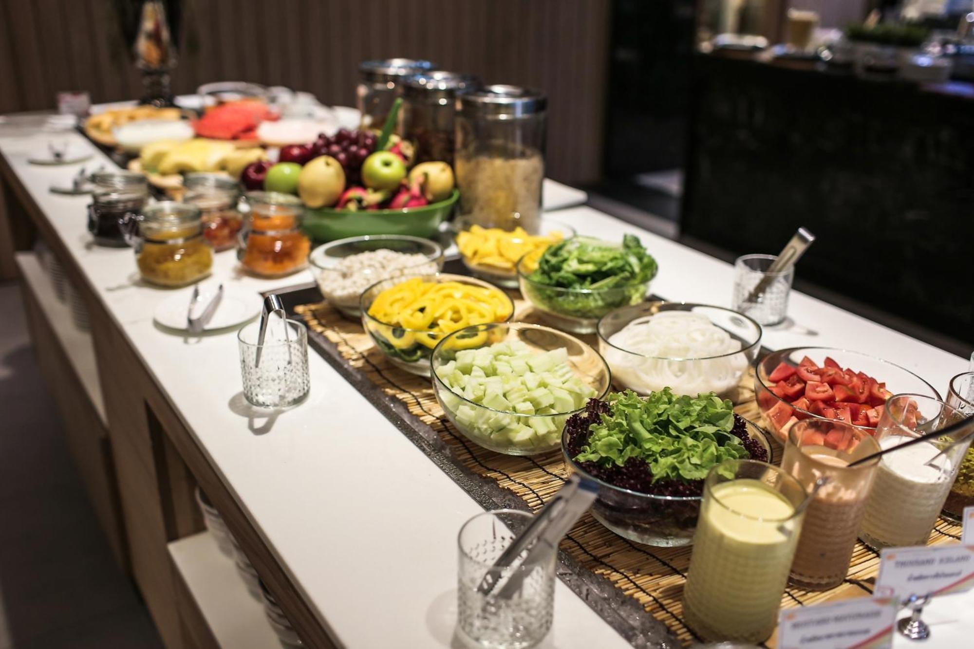Fifth Pattaya Jomtien By Shiwalai Int Hotel Luaran gambar A salad bar