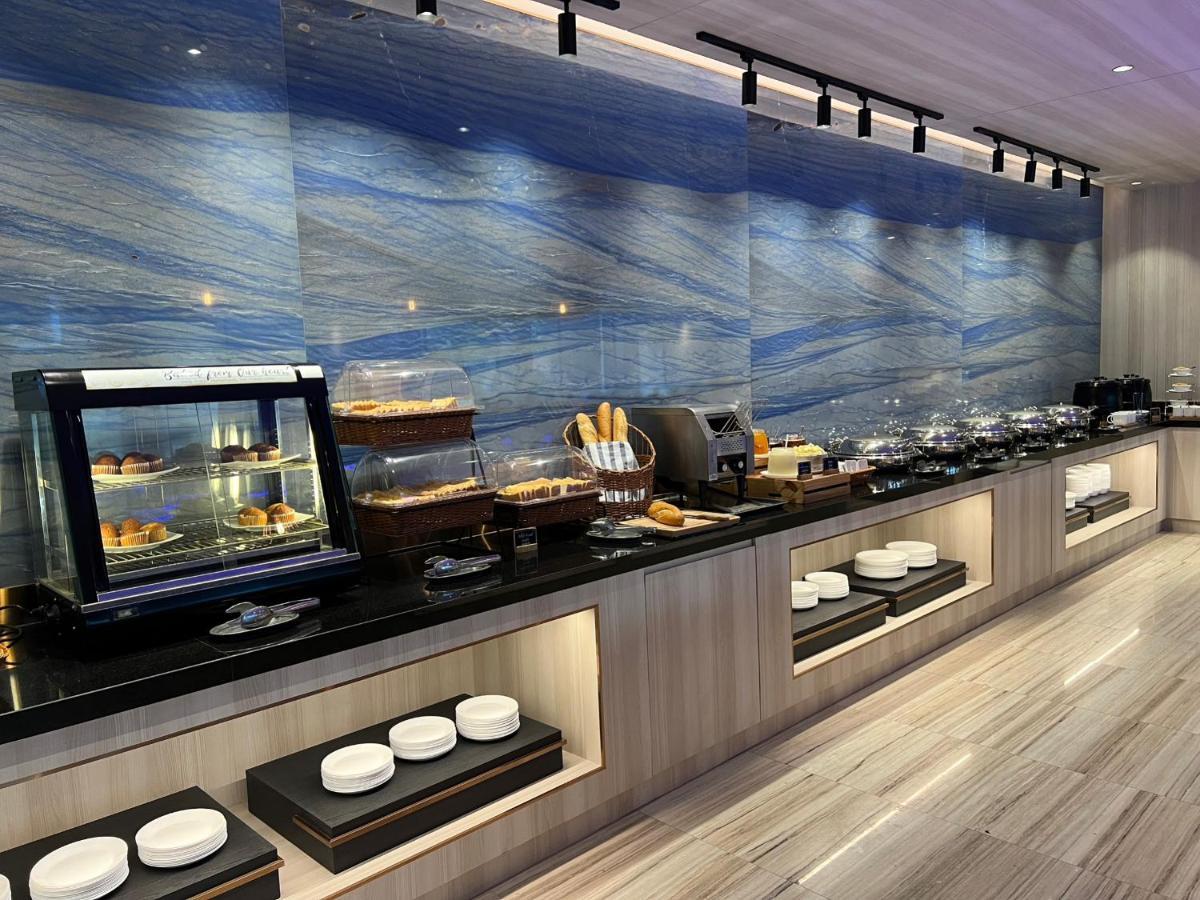 Fifth Pattaya Jomtien By Shiwalai Int Hotel Luaran gambar The buffet at the lounge