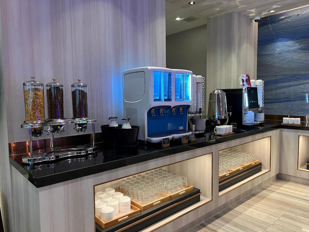 Fifth Pattaya Jomtien By Shiwalai Int Hotel Luaran gambar A coffee machine in a lounge