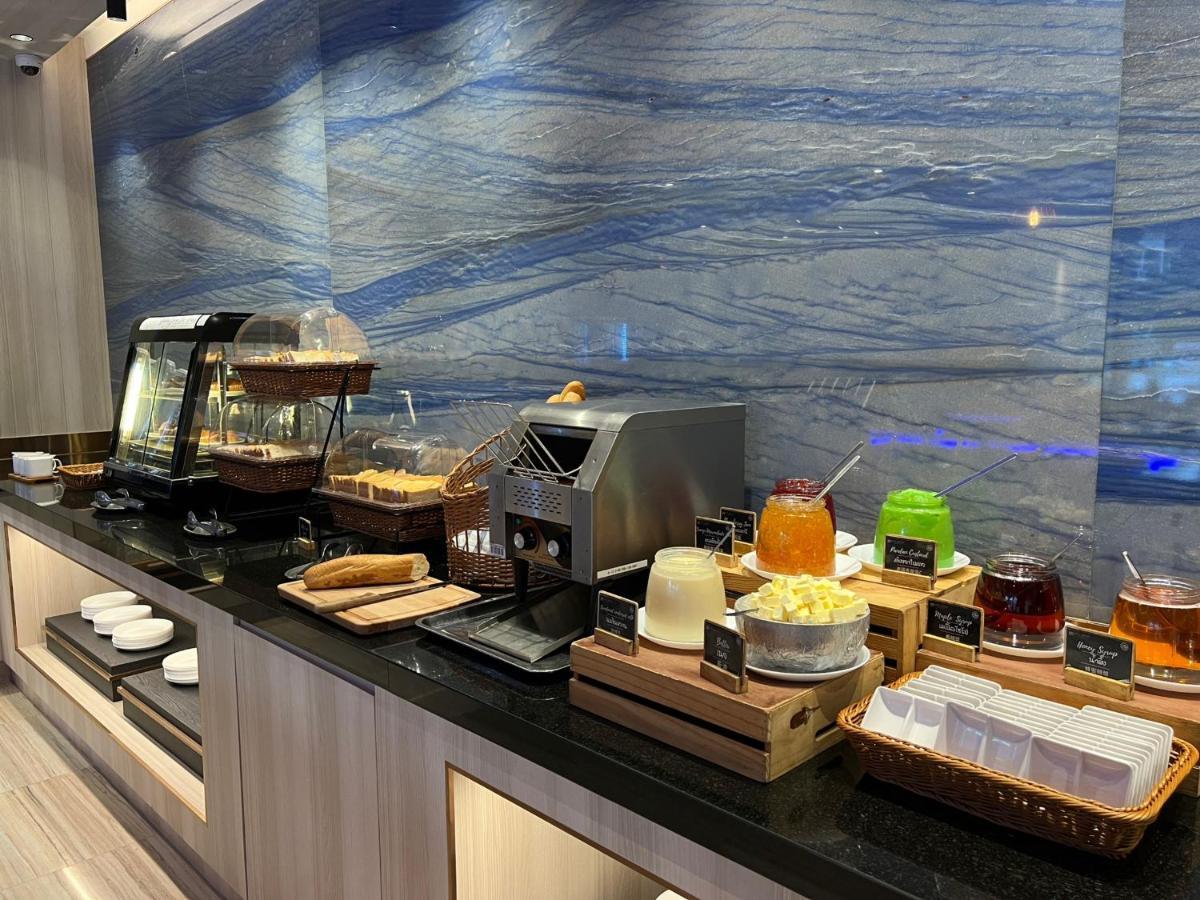 Fifth Pattaya Jomtien By Shiwalai Int Hotel Luaran gambar A selection of food at the lounge