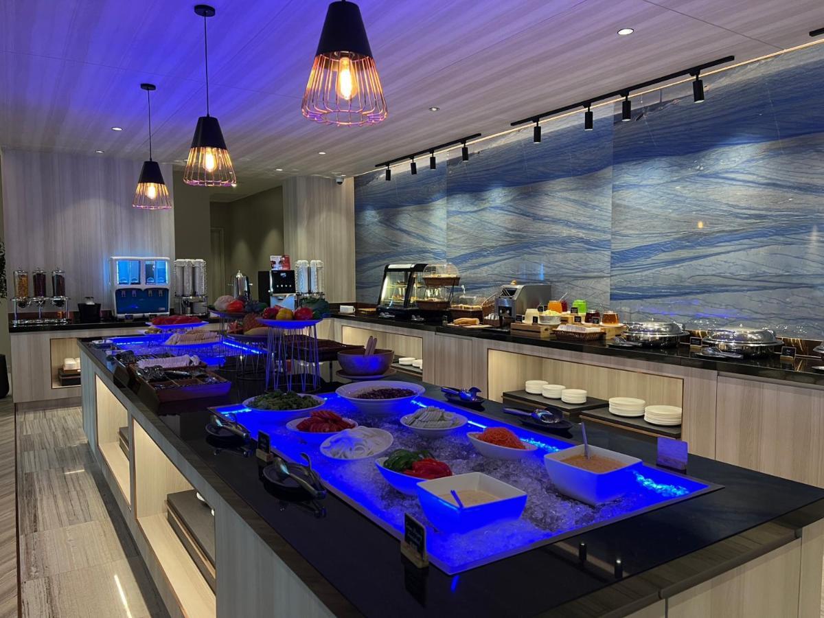 Fifth Pattaya Jomtien By Shiwalai Int Hotel Luaran gambar The buffet at the lounge