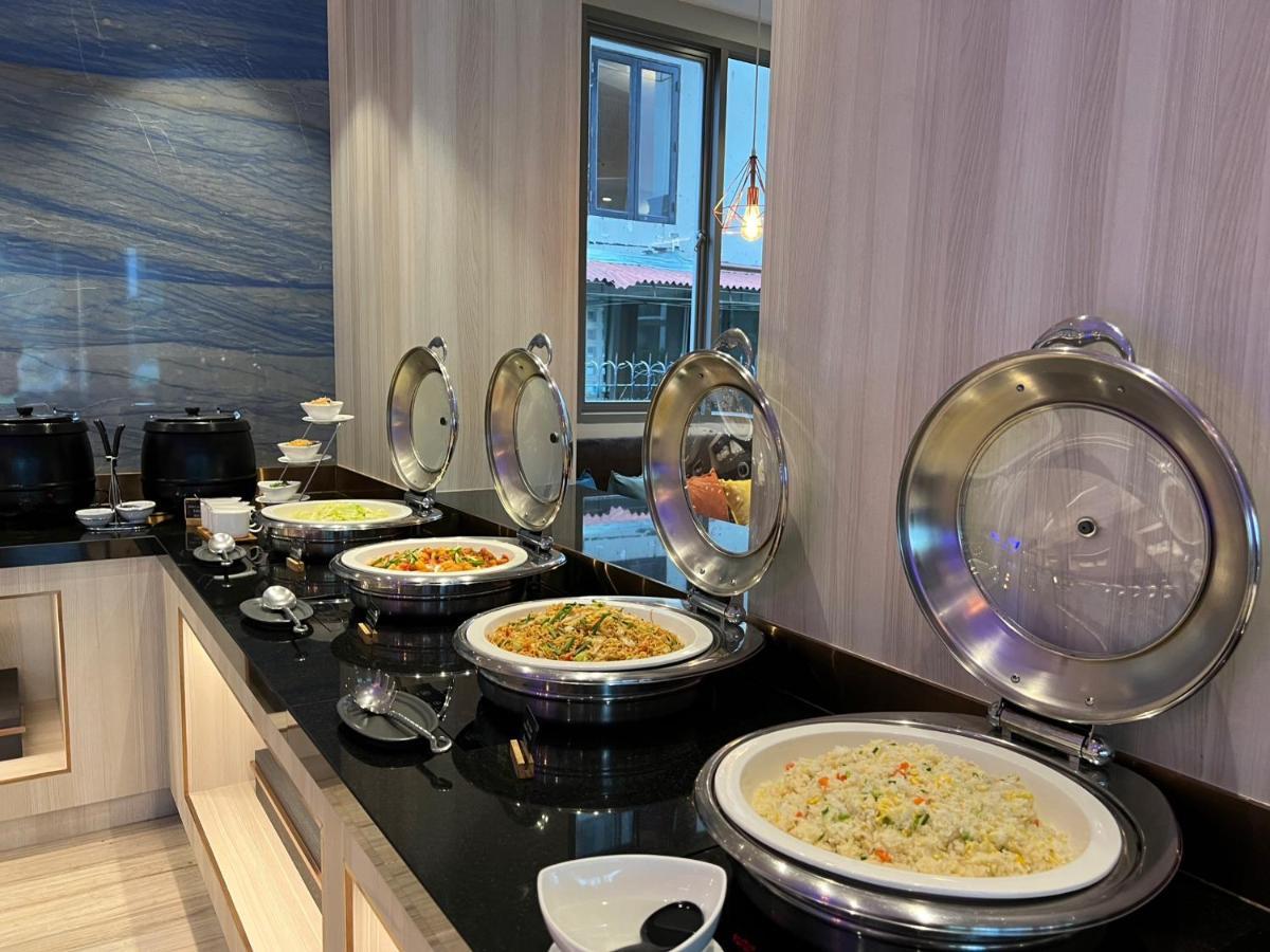 Fifth Pattaya Jomtien By Shiwalai Int Hotel Luaran gambar A selection of food at a buffet