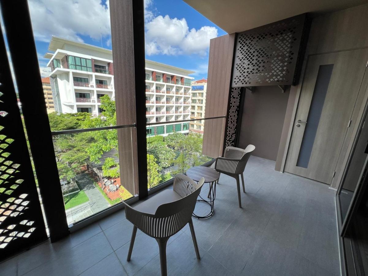 Fifth Pattaya Jomtien By Shiwalai Int Hotel Luaran gambar Balcony of a condominium in Singapore