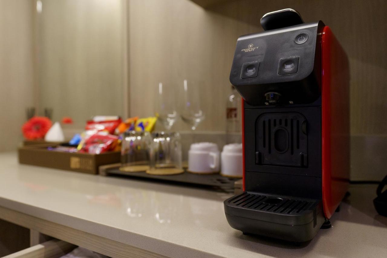 Fifth Pattaya Jomtien By Shiwalai Int Hotel Luaran gambar A Nespresso coffee machine