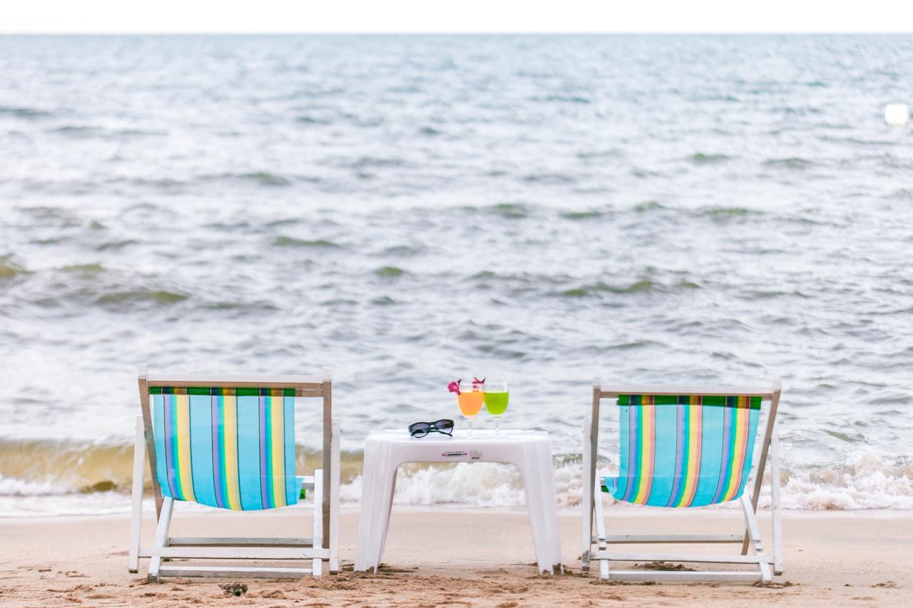 Fifth Pattaya Jomtien By Shiwalai Int Hotel Luaran gambar A beach chair